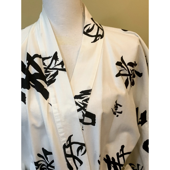Neiman Marcus vintage black/white kimono robe, oriental, graphic, medium - Picture 4 of 8